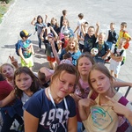 usmiechnięta grupa dzieci na podwórku.jpg
