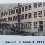 Zdjęcie archiwalne szkoła w trakcie budowy.jpg